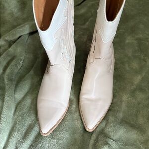 Women's Cream & white Western Cowgirl Boots, stagecoach, rodeo, kick the dust up